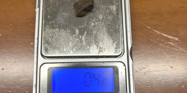 In giro sul monopattino con gli stupefacenti, cerca di fuggire ai carabinieri