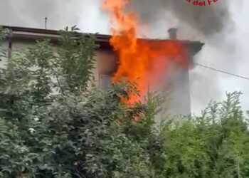 Scoppia l’incendio in una casa di Suzzara: ustionato il proprietario