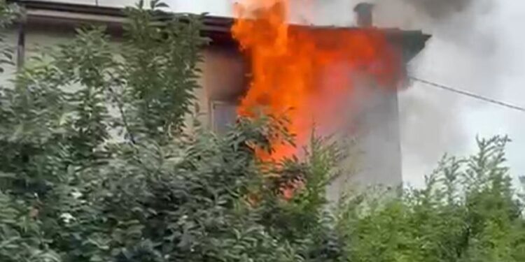 Scoppia l’incendio in una casa di Suzzara: ustionato il proprietario