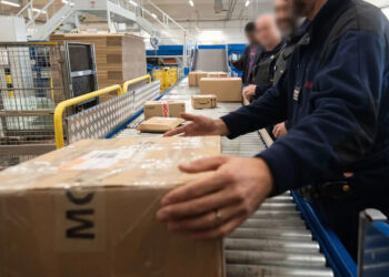 Entrano ufficialmente in vigore in Usa i dazi sui pacchi postali: imposte dal 10% al 50%