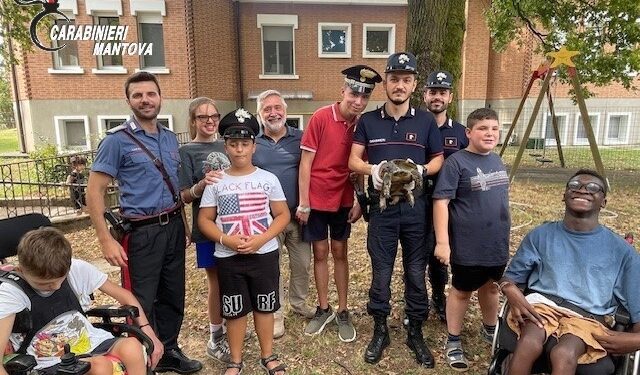 Sorpresa: i ragazzi della Casa del Sole trovano in giardino una tartaruga protetta