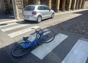 Investito da un’auto mentre va in bicicletta nel centro di Viadana: grave un 75enne