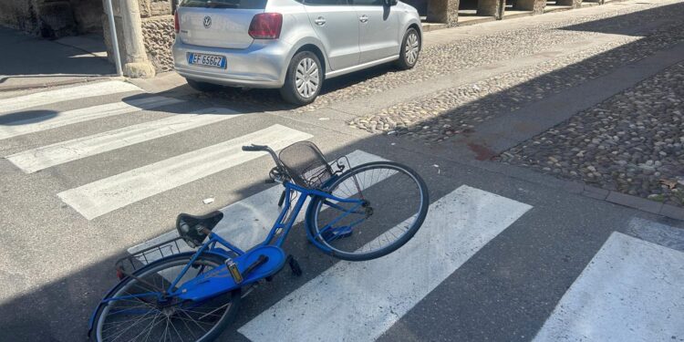 Investito da un’auto mentre va in bicicletta nel centro di Viadana: grave un 75enne