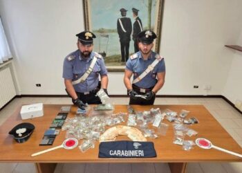 Maxi spaccio di stupefacenti da casa: finisce in manette un’intera famiglia