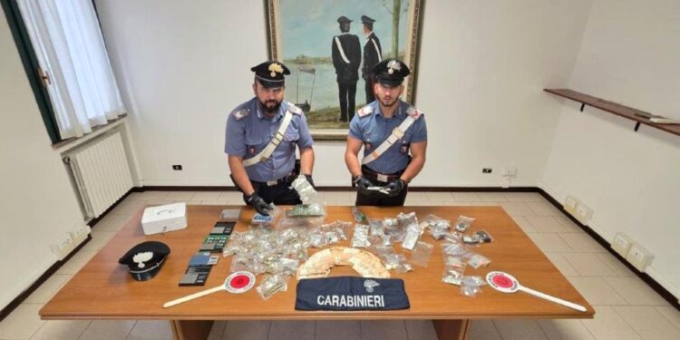 Maxi spaccio di stupefacenti da casa: finisce in manette un’intera famiglia