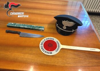 Prima diffonde i video intimi con la sua ex e poi la minaccia con bastone di metallo e coltellaccio