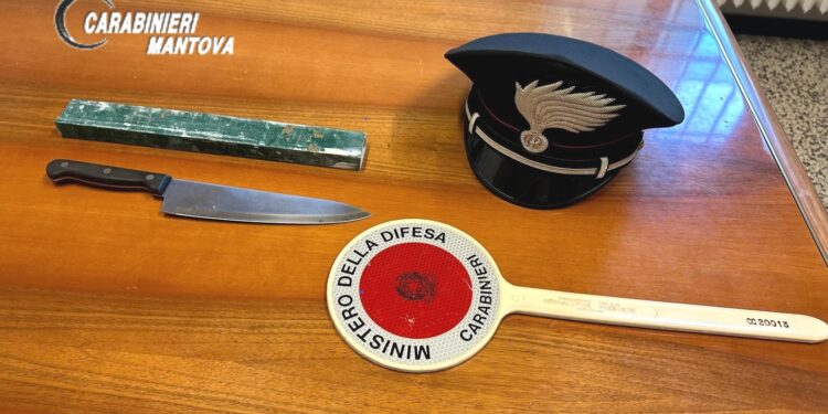 Prima diffonde i video intimi con la sua ex e poi la minaccia con bastone di metallo e coltellaccio