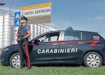 Lo fa entrare illegalmente in Italia, poi gli estorce denaro e lo riempie di botte