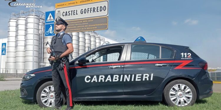 Lo fa entrare illegalmente in Italia, poi gli estorce denaro e lo riempie di botte