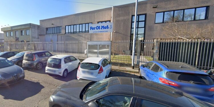 Precipita per otto metri dal tetto di un capannone: muore operaio 36enne