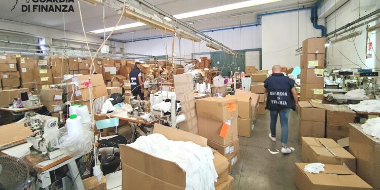 La finanza controlla un laboratorio con partita iva nuova: tutti i lavoratori in nero