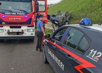 Perde il controllo dell’auto e capotta lungo la tangenziale: grave un 68enne