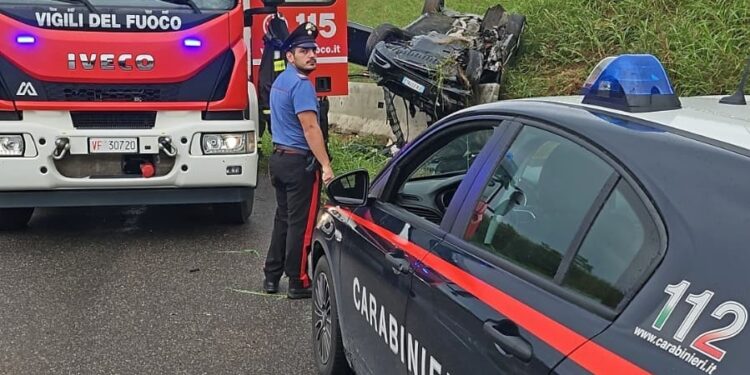 Perde il controllo dell’auto e capotta lungo la tangenziale: grave un 68enne