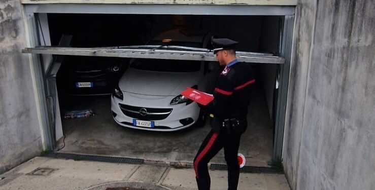 Non tira il freno a mano: muore investita dalla sua auto contro la basculante