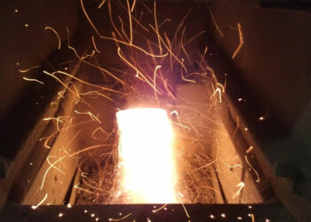 Metà delle famiglie ha il condizionatore, ma una su cinque al Sud si scalda ancora con la legna