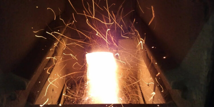 Metà delle famiglie ha il condizionatore, ma una su cinque al Sud si scalda ancora con la legna