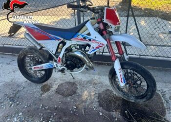 Perde il controllo della moto e finisce nel canale a bordo strada