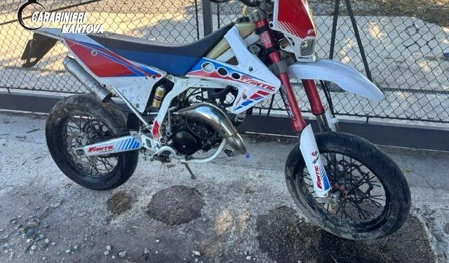 Perde il controllo della moto e finisce nel canale a bordo strada