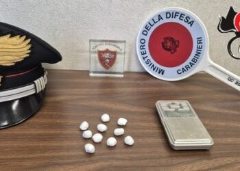 Ha con sé gli stupefacenti: prova a sfuggire ai carabinieri e poi li aggredisce