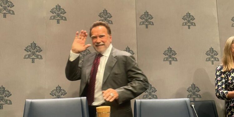 Schwarzenegger in Vaticano per conferenza sul clima: “Cattolici crociati dell’ambiente”