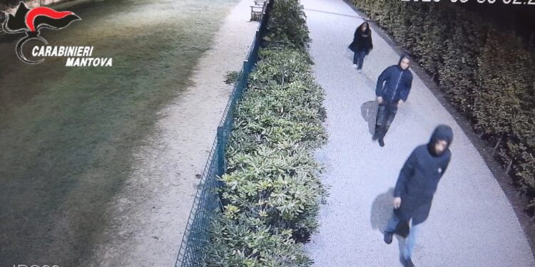 Vanno a rubare le bibite allo bar del Martelli, ma uno si amputa un dito: tre denunciati