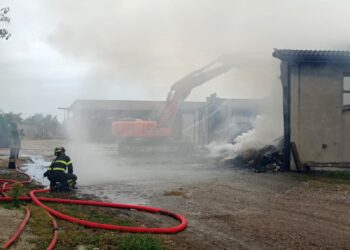 Maxi incendio in un fienile: a fuoco 2mila rotoballe e danni per 100mila euro