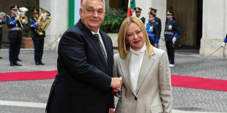 Ucraina, Orbàn da Meloni: Ue non conta niente. E settimana prossima incontra Trump