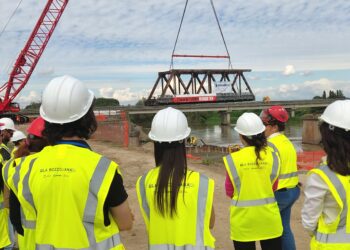 Addio al vecchio ponte ferroviario sull’Oglio: due maxi gru al lavoro
