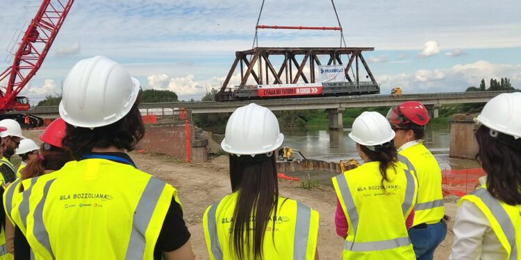 Addio al vecchio ponte ferroviario sull’Oglio: due maxi gru al lavoro