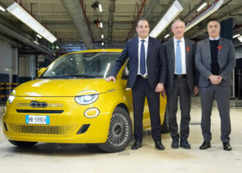 Stellantis lancia 500 ibrida a Mirafiori. Filosa ed Elkann: “Avanti con governo per rivedere regole Ue”