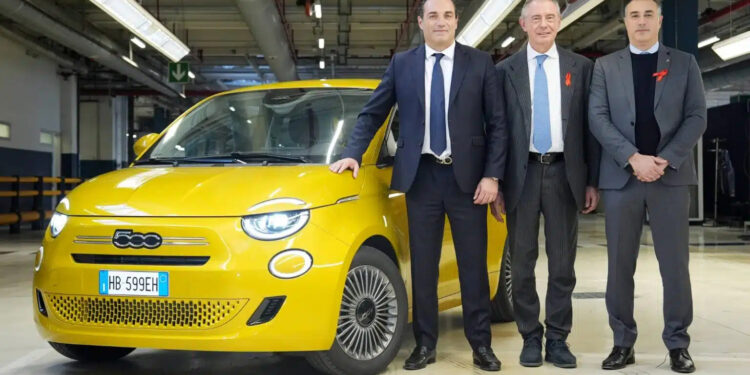 Stellantis lancia 500 ibrida a Mirafiori. Filosa ed Elkann: “Avanti con governo per rivedere regole Ue”