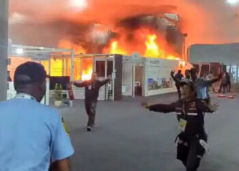 Panico alla Cop30: scoppia un incendio, migliaia di evacuati ma non ci sono feriti