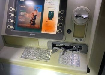 Provano a forzare il bancomat ma gli va male e sono costretti a fuggire