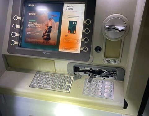 Provano a forzare il bancomat ma gli va male e sono costretti a fuggire