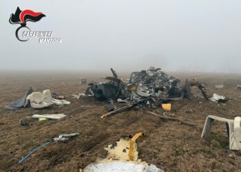 Colpisce un cavo dell’Enel: precipita un elicottero. Morto il pilota 56enne