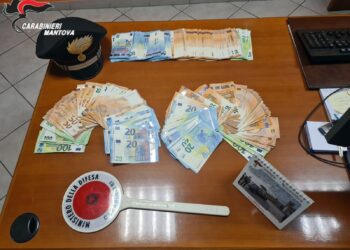 Fingono di voler comprare l’albergo ed cercano di estorcere 15mila euro al proprietario