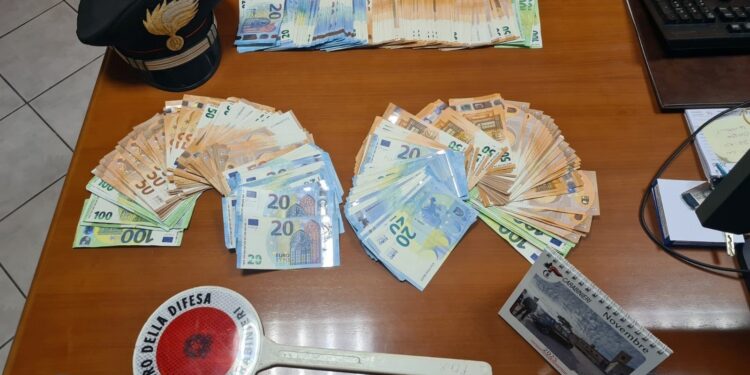 Fingono di voler comprare l’albergo ed cercano di estorcere 15mila euro al proprietario