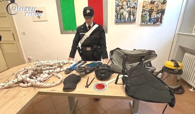 Ladro acrobata si cala nel negozio dal tetto ma rimane intrappolato