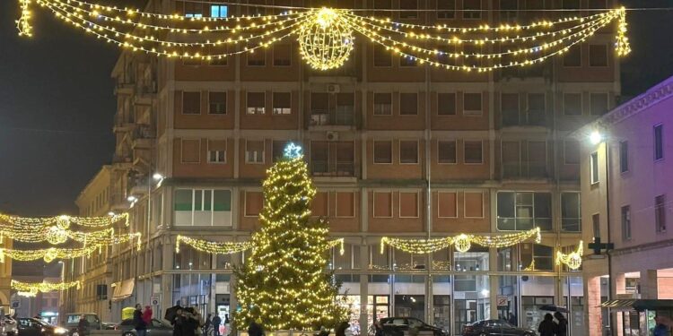 LUMINARIE, VETRINE IN FESTA, EVENTI: COMUNE E COMMERCIANTI INSIEME PER UN NATALE LUMINOSO, RICCO DI INIZIATIVE ED ATTRATTIVO