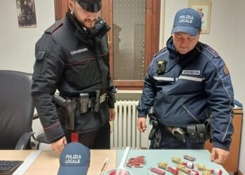 Ragazzino di 13 anni scoppia petardi illegali: nei guai finisce sua madre