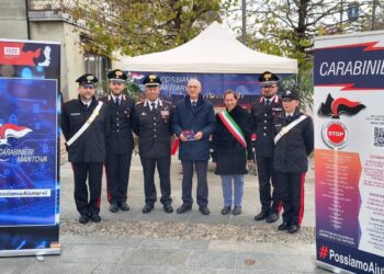 Carabinieri in piazza per sensibilizzare contro la violenza alle donne