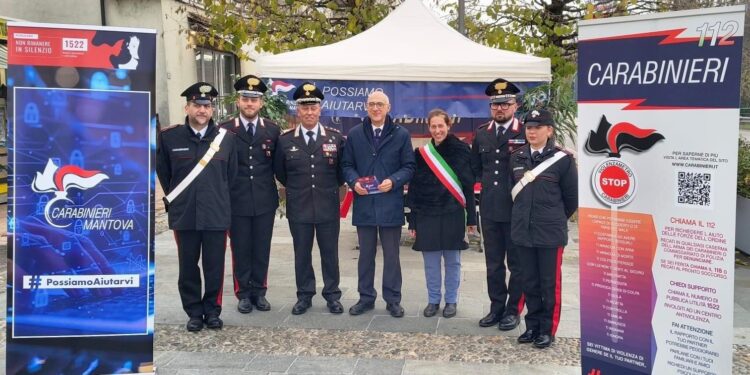 Carabinieri in piazza per sensibilizzare contro la violenza alle donne