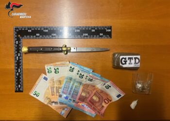 Dà una testata in faccia a un carabiniere durante il controllo