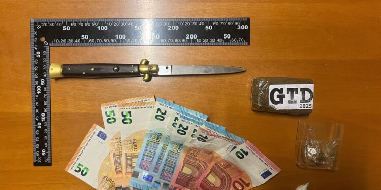 Dà una testata in faccia a un carabiniere durante il controllo