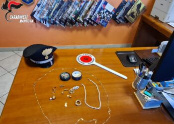 Anziana derubata dei preziosi che teneva in casa mentre è alla messa di Natale