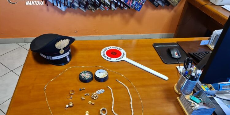 Anziana derubata dei preziosi che teneva in casa mentre è alla messa di Natale