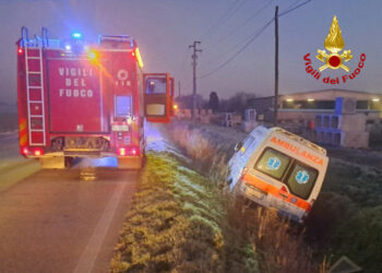 Ambulanza finisce fuori strada: arrivano i vigili del fuoco e un’altra ambulanza