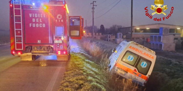 Ambulanza finisce fuori strada: arrivano i vigili del fuoco e un’altra ambulanza