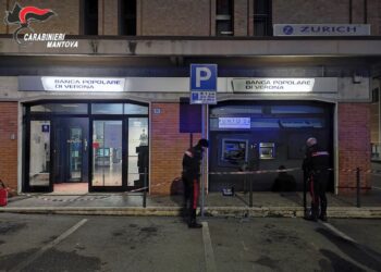 Boato prima dell’alba: i banditi fanno saltare il bancomat in centro a Guidizzolo