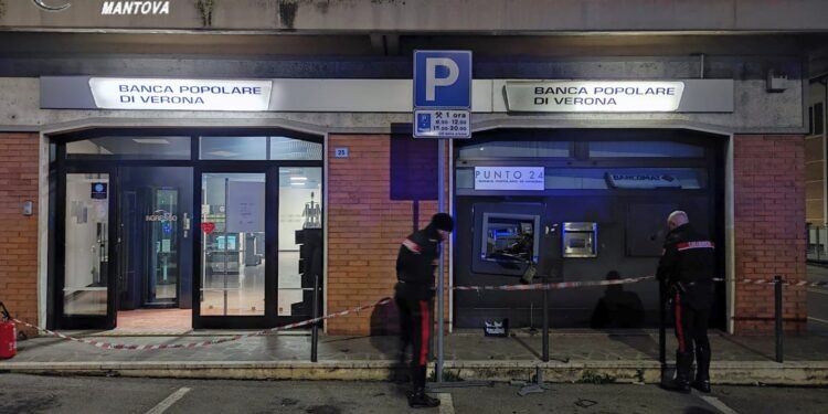 Boato prima dell’alba: i banditi fanno saltare il bancomat in centro a Guidizzolo